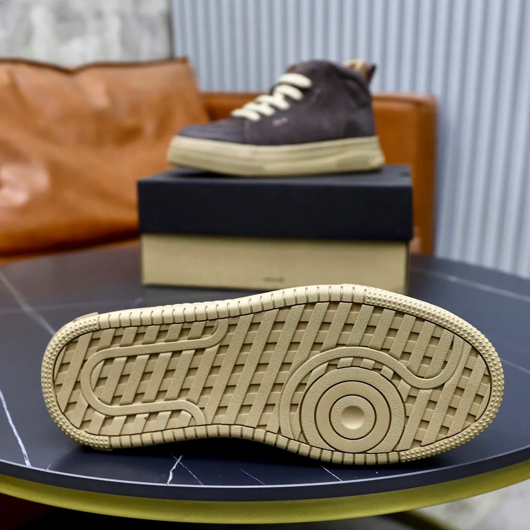 Ex-factory price: 640💰Thick wool imported from Australia Brand: UGG genuine purchasing agent Size: 38-44 Grade: Official website 1:1 Material: First layer of genuine leather waterproof and antifreeze upper Real wool lining Original non-slip soft wear-resistant outsole Style category: Men's casual shoes Trendy style Comfortable on the feet Color: Official website color synchronization